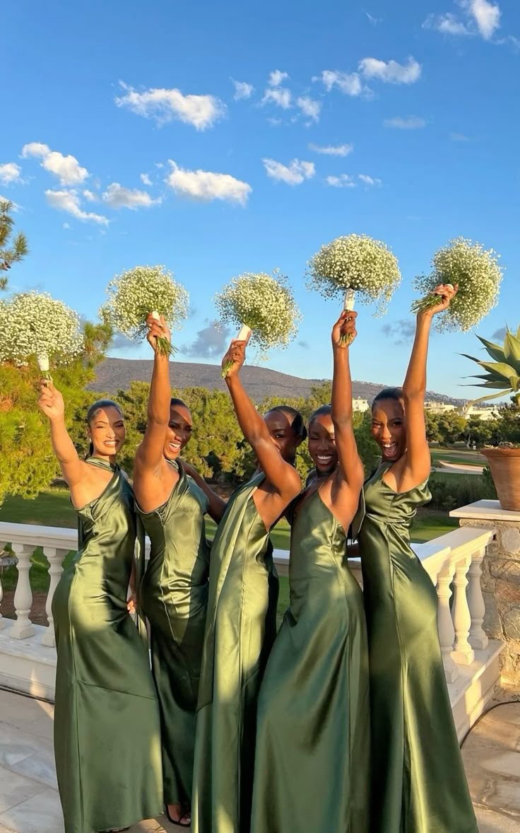 bridesmaid dresses_Bridesmaids in Green